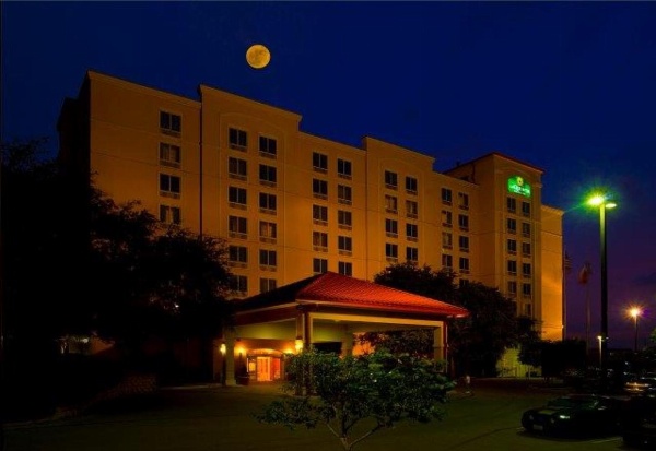 La Quinta Inn & Suites by Wyndham San Antonio Medical Center image 1