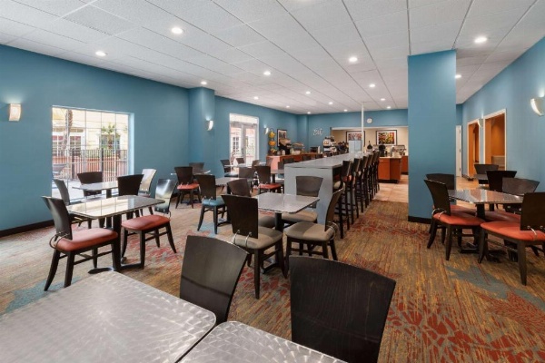 La Quinta Inn & Suites by Wyndham San Antonio Medical Center image 23